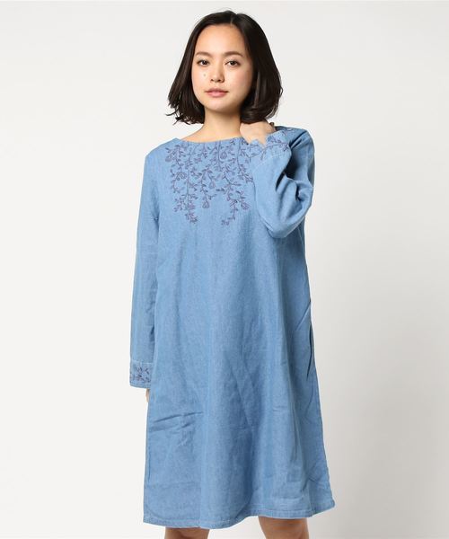 LBC（エルビーシー）の「デニム刺繍チュニックワンピース（ワンピース・レディース・ライトブルー/ブルー・LARGE/MEDIUM）」の6枚目の写真