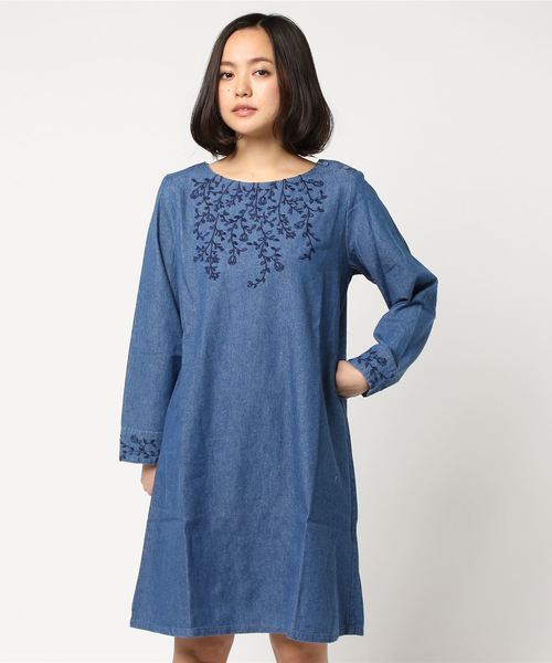 LBC（エルビーシー）の「デニム刺繍チュニックワンピース（ワンピース・レディース・ライトブルー/ブルー・LARGE/MEDIUM）」の5枚目の写真
