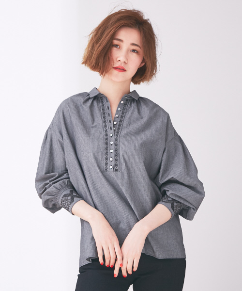 Abahouse Devinette（ドゥヴィネット）の「ヴィンテージギャザーブラウス（シャツ/ブラウス・レディース・ホワイト/ブラック・FREE）」の2枚目の写真