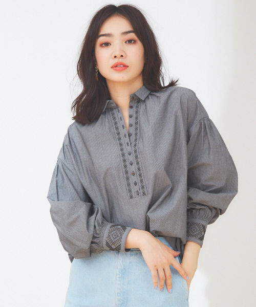 Abahouse Devinette（ドゥヴィネット）の「ヴィンテージギャザーブラウス（シャツ/ブラウス・レディース・ホワイト/ブラック・FREE）」の3枚目の写真