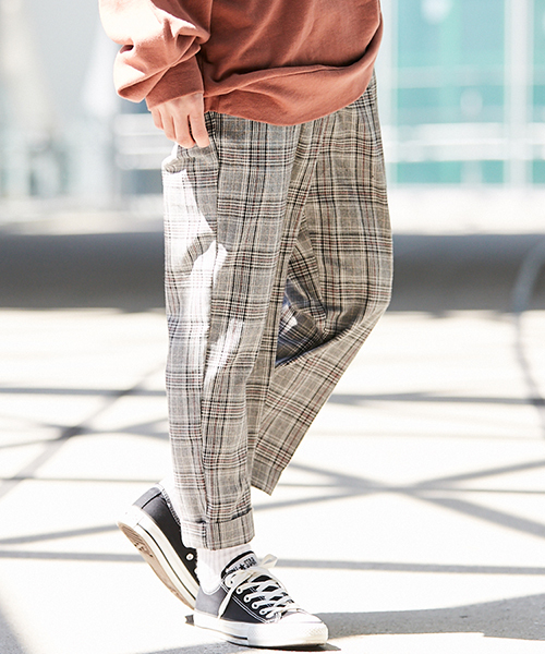 kutir（クティール）の「リラックスクロップドテーパードパンツ（スラックス・メンズ・ブラック/グレー系その他/ベージュ系その他・SMALL/MEDIUM/LARGE）」の2枚目の写真