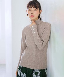 袖ボタンタートルリブニット