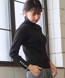 袖ボタンタートルリブニット