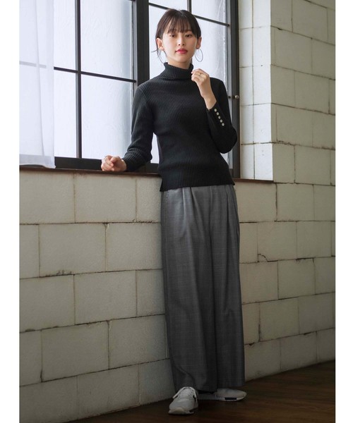 GeeRA(ジーラ)の「袖ボタンタートルリブニット(ニット/セーター・レディース・ブラック/ベージュ/グレー・MEDIUM/LARGE/X-LARGE)」の4枚目の写真