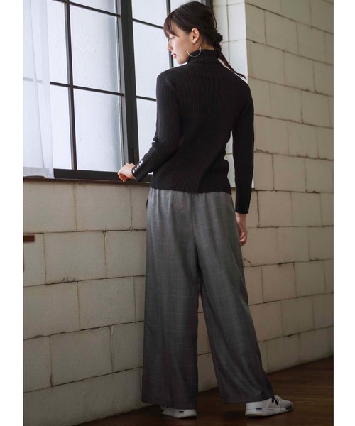 GeeRA(ジーラ)の「袖ボタンタートルリブニット(ニット/セーター・レディース・ブラック/ベージュ/グレー・MEDIUM/LARGE/X-LARGE)」の6枚目の写真