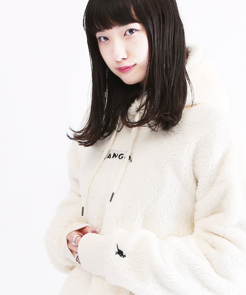 KANGOL（カンゴール）の「KANGOL / カンゴール 別注 コラボ オーバーサイズ  ボア フリース プルオーバー パーカー（パーカー・メンズ・ブラック/ベージュ/オフホワイト/ネイビー/ブラウン/グレイッシュベージュ/モカ/グレー系その他/ブラック系その他/ブラウン系その他/ベージュ系その他/ホワイト系その他/グレー系その他2/グレー系その他3・SMALL/MEDIUM/LARGE/X-LARGE）」の2枚目の写真