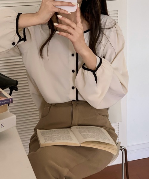 emi+(エミプラス)の「配色パイピング スクエアネックブラウス(シャツ/ブラウス・レディース・ベージュ/グリーン/ブルー/ブラック/モカ/ダークベージュ/ホワイト/イエロー・FREE)」の10枚目の写真