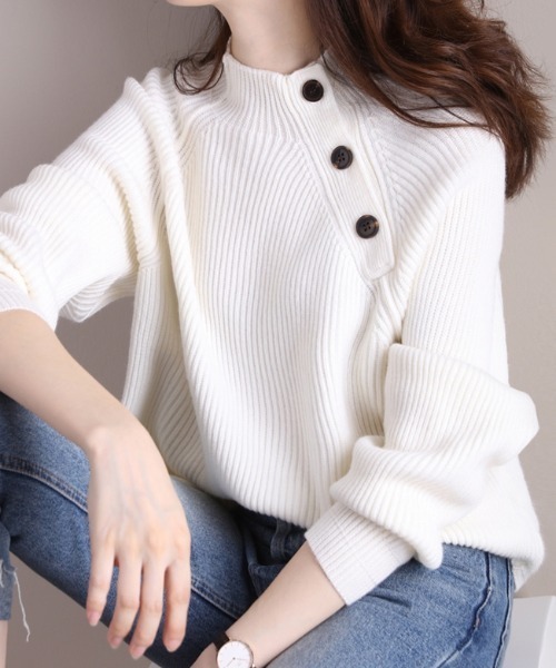 ABITOKYO（アビトーキョー）の「ハイネックサイドボタンリブニットプルオーバー（ニット/セーター・レディース・ホワイト/ネイビー/ブラウン/ブラック/ベージュ/ブルーグレー/カーキ・FREE）」の2枚目の写真