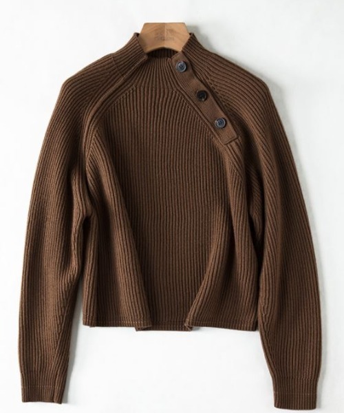 ABITOKYO（アビトーキョー）の「ハイネックサイドボタンリブニットプルオーバー（ニット/セーター・レディース・ホワイト/ネイビー/ブラウン/ブラック/ベージュ/ブルーグレー/カーキ・FREE）」の8枚目の写真