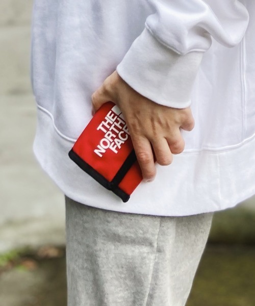 THE NORTH FACE（ザノースフェイス）の「【THE NORTH FACE(ザ・ノース・フェイス)】/FLAP WALLET MINI/ネックストラップ ウォレット（財布・メンズ・ブラック/レッド・FREE）」の5枚目の写真