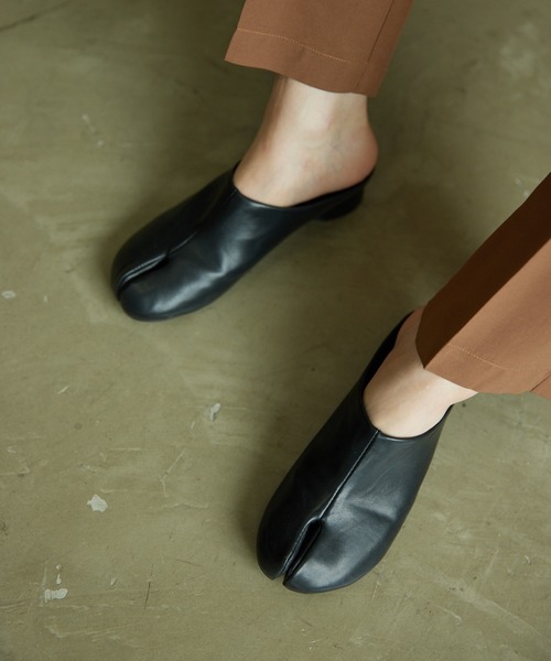 VACANCY（ヴァカンシー）の「足袋ミュールサンダル（サンダル・レディース・ホワイト/ブラック/シルバー・SMALL/MEDIUM/LARGE）」の18枚目の写真