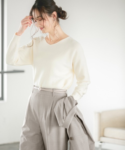 GLOBAL WORK（グローバルワーク）の「トリプルイージーVネックプルオーバー/924437（ニット/セーター・レディース・ベージュ系その他3/ベージュ/ライトブルー/ホワイト/ライトグレー/パープル系その他2/ライトベージュ/ネイビー・SMALL/MEDIUM/LARGE）」の2枚目の写真