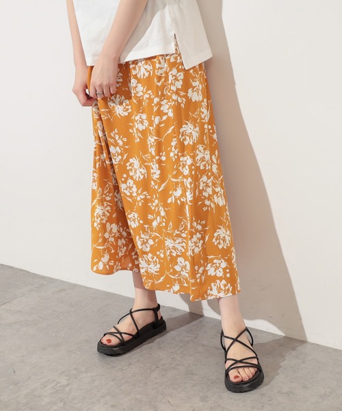 natural couture(ナチュラルクチュール)の「単色花柄スカート(スカート・レディース・アイボリー/イエロー/ブラック・FREE)」の3枚目の写真