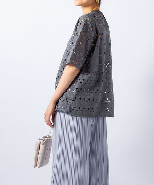 NOLLEY’S(ノーリーズ)の「【WEB限定】刺繍レーストップス(Tシャツ/カットソー・レディース・チャコールグレー/オフホワイト/オレンジ・38)」の12枚目の写真