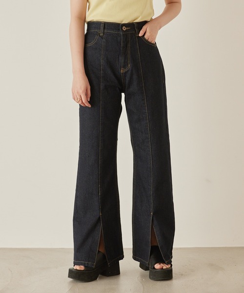 mikke(ミッケ)の「カツラギデニム フロントスリット フレアパンツ(デニムパンツ・レディース・チャコールグレー/ライトブルー/ネイビー/カーキ/ブルー/キナリ・S/M/L)」の1枚目の写真