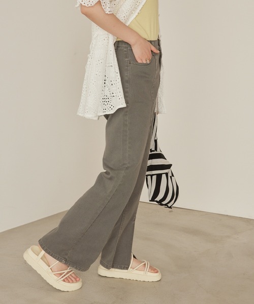 mikke(ミッケ)の「カツラギデニム フロントスリット フレアパンツ(デニムパンツ・レディース・チャコールグレー/ライトブルー/ネイビー/カーキ/ブルー/キナリ・S/M/L)」の21枚目の写真