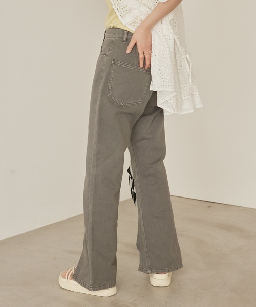 mikke(ミッケ)の「カツラギデニム フロントスリット フレアパンツ(デニムパンツ・レディース・チャコールグレー/ライトブルー/ネイビー/カーキ/ブルー/キナリ・S/M/L)」の22枚目の写真