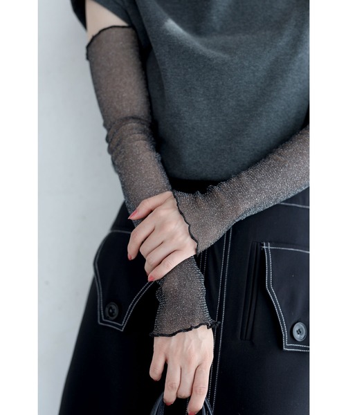 サッと着用するだけ。肌隠しの煌めきアームカバー