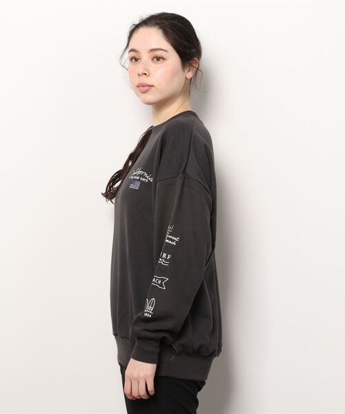 Mac-House（マックハウス）の「ビッグシルエット 刺繍 裏毛スウェットトレーナー（スウェット・レディース・ベージュ/ピンク/チャコール・フリー）」の15枚目の写真