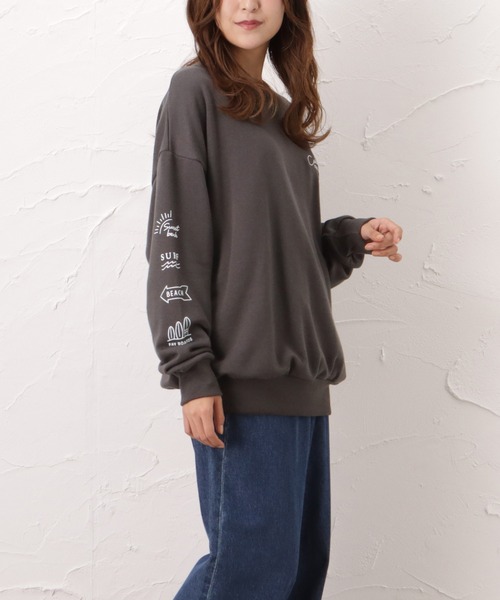 Mac-House（マックハウス）の「ビッグシルエット 刺繍 裏毛スウェットトレーナー（スウェット・レディース・ベージュ/ピンク/チャコール・フリー）」の21枚目の写真