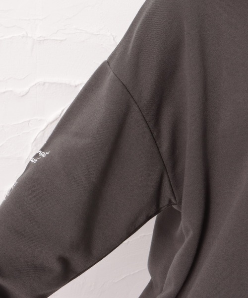 Mac-House（マックハウス）の「ビッグシルエット 刺繍 裏毛スウェットトレーナー（スウェット・レディース・ベージュ/ピンク/チャコール・フリー）」の9枚目の写真