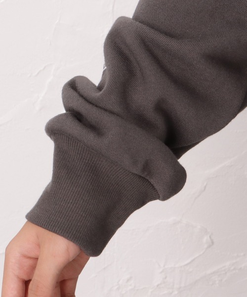 Mac-House（マックハウス）の「ビッグシルエット 刺繍 裏毛スウェットトレーナー（スウェット・レディース・ベージュ/ピンク/チャコール・フリー）」の19枚目の写真