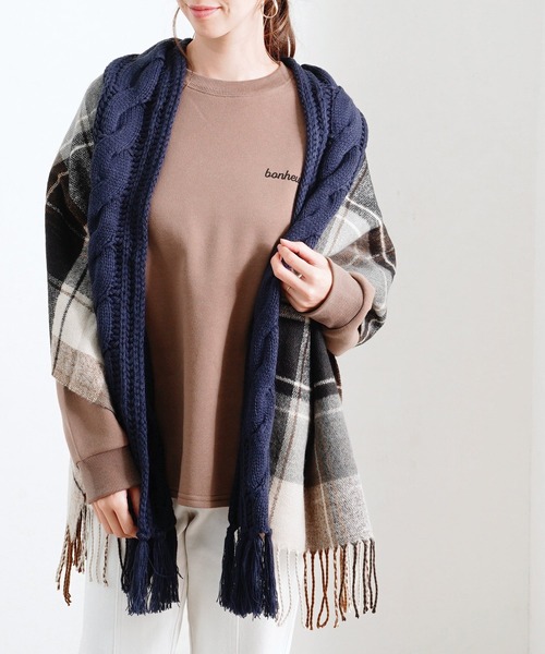 Fizz（フィズ）の「【Fizz/フィズ】　ケーブル×チェック異素材MIXマフラー（マフラー・レディース・ベージュ系/ブルー系/レッド系・FREE）」の4枚目の写真