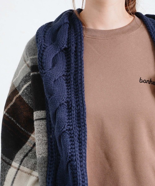 Fizz（フィズ）の「【Fizz/フィズ】　ケーブル×チェック異素材MIXマフラー（マフラー・レディース・ベージュ系/ブルー系/レッド系・FREE）」の5枚目の写真