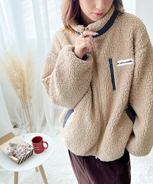 Java(ジャバ)の「《JaVa ジャバコラボ》レトロ×スポーツMIX。JaVaワッペン付き配色ボアブルゾン(ブルゾン・レディース・ブラック/アイボリー/モカ/パープル・LARGE/MEDIUM/X-LARGE)」の5枚目の写真