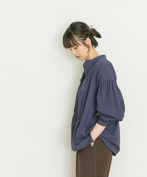 UR Lab.（アーバンリサーチラボ）の「シャーリングブラウス（シャツ/ブラウス・レディース・ネイビー/オフホワイト/ライトカーキ・FREE）」の3枚目の写真