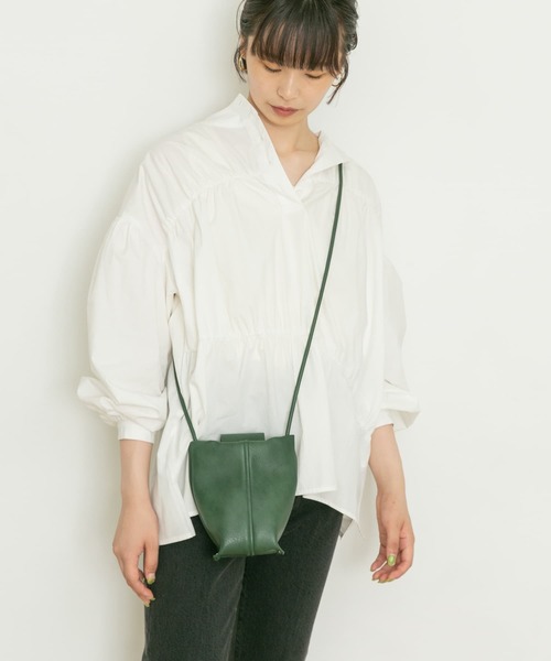 UR Lab.（アーバンリサーチラボ）の「シャーリングブラウス（シャツ/ブラウス・レディース・ネイビー/オフホワイト/ライトカーキ・FREE）」の2枚目の写真