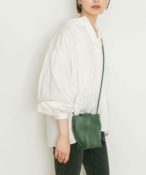 UR Lab.（アーバンリサーチラボ）の「シャーリングブラウス（シャツ/ブラウス・レディース・ネイビー/オフホワイト/ライトカーキ・FREE）」の4枚目の写真