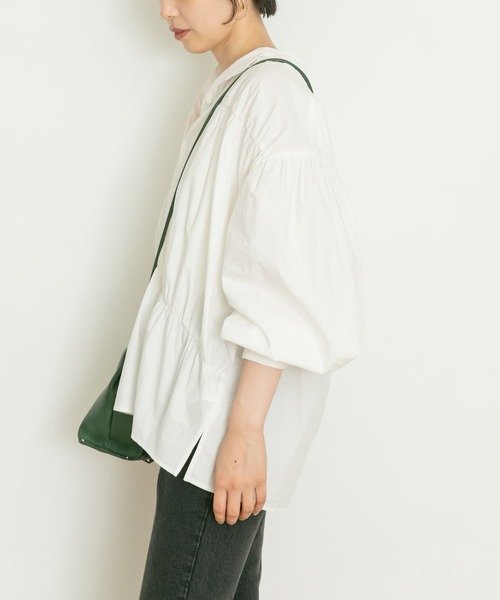 UR Lab.（アーバンリサーチラボ）の「シャーリングブラウス（シャツ/ブラウス・レディース・ネイビー/オフホワイト/ライトカーキ・FREE）」の10枚目の写真