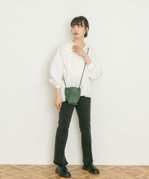 UR Lab.（アーバンリサーチラボ）の「シャーリングブラウス（シャツ/ブラウス・レディース・ネイビー/オフホワイト/ライトカーキ・FREE）」の14枚目の写真