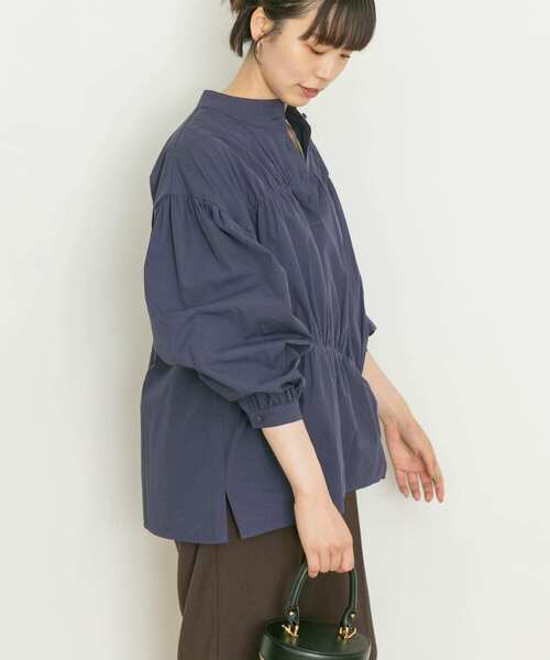 UR Lab.（アーバンリサーチラボ）の「シャーリングブラウス（シャツ/ブラウス・レディース・ネイビー/オフホワイト/ライトカーキ・FREE）」の13枚目の写真