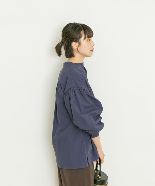 UR Lab.（アーバンリサーチラボ）の「シャーリングブラウス（シャツ/ブラウス・レディース・ネイビー/オフホワイト/ライトカーキ・FREE）」の20枚目の写真