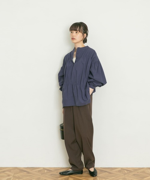 UR Lab.（アーバンリサーチラボ）の「シャーリングブラウス（シャツ/ブラウス・レディース・ネイビー/オフホワイト/ライトカーキ・FREE）」の7枚目の写真