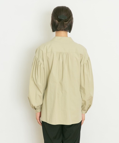 UR Lab.（アーバンリサーチラボ）の「シャーリングブラウス（シャツ/ブラウス・レディース・ネイビー/オフホワイト/ライトカーキ・FREE）」の11枚目の写真