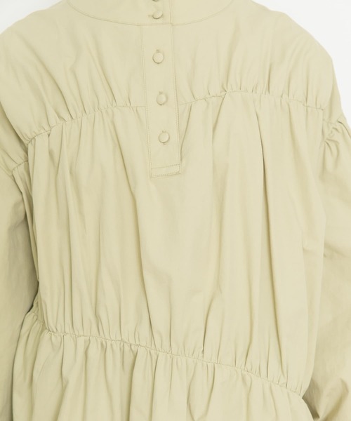 UR Lab.（アーバンリサーチラボ）の「シャーリングブラウス（シャツ/ブラウス・レディース・ネイビー/オフホワイト/ライトカーキ・FREE）」の15枚目の写真