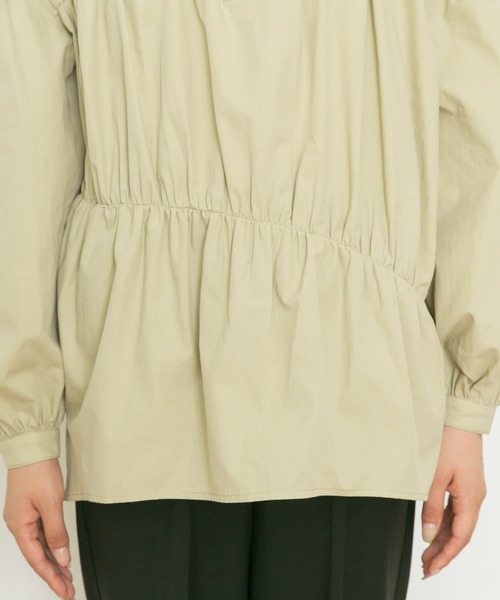 UR Lab.（アーバンリサーチラボ）の「シャーリングブラウス（シャツ/ブラウス・レディース・ネイビー/オフホワイト/ライトカーキ・FREE）」の22枚目の写真