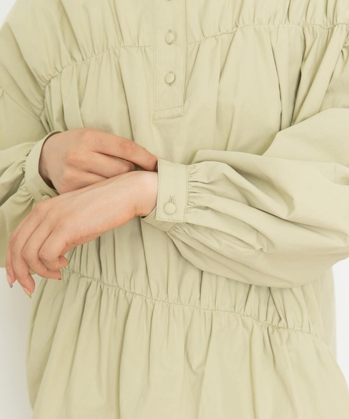 UR Lab.（アーバンリサーチラボ）の「シャーリングブラウス（シャツ/ブラウス・レディース・ネイビー/オフホワイト/ライトカーキ・FREE）」の19枚目の写真