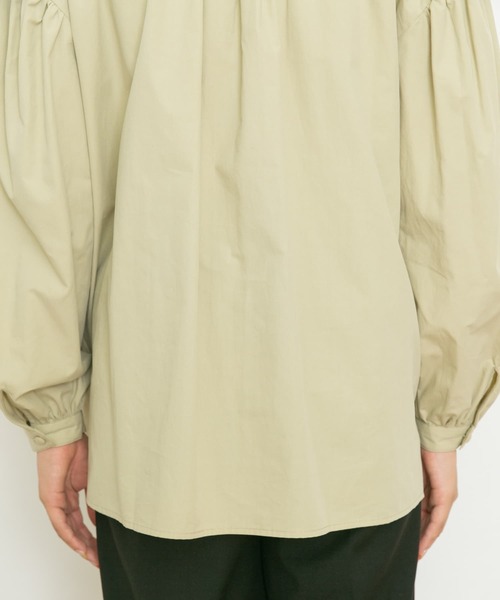 UR Lab.（アーバンリサーチラボ）の「シャーリングブラウス（シャツ/ブラウス・レディース・ネイビー/オフホワイト/ライトカーキ・FREE）」の9枚目の写真