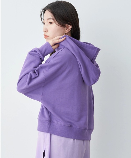 earth music&ecology（アースミュージックアンドエコロジー）の「ショート丈カラーパーカー（パーカー・レディース・ブラック/パープル/グリーン/マスタード/ライトベージュ・FREE）」の4枚目の写真