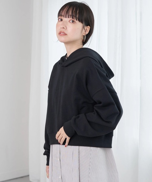 earth music&ecology（アースミュージックアンドエコロジー）の「ショート丈カラーパーカー（パーカー・レディース・ブラック/パープル/グリーン/マスタード/ライトベージュ・FREE）」の2枚目の写真