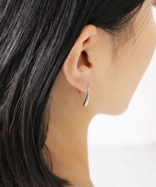 IAMUSE（アイアミューズ）の「金属アレルギー対応　ミニドロップカーブピアス S0764【IAMUSE】（ピアス（両耳用）・レディース・ゴールド/シルバー・FREE）」の8枚目の写真