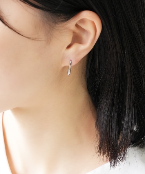 IAMUSE（アイアミューズ）の「金属アレルギー対応　ミニドロップカーブピアス S0764【IAMUSE】（ピアス（両耳用）・レディース・ゴールド/シルバー・FREE）」の7枚目の写真