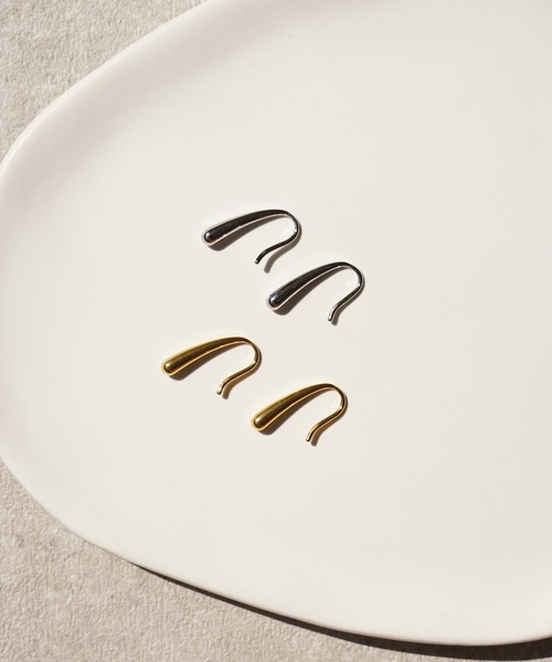 IAMUSE（アイアミューズ）の「金属アレルギー対応　ミニドロップカーブピアス S0764【IAMUSE】（ピアス（両耳用）・レディース・ゴールド/シルバー・FREE）」の3枚目の写真
