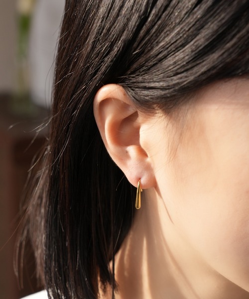 IAMUSE（アイアミューズ）の「金属アレルギー対応　ミニドロップカーブピアス S0764【IAMUSE】（ピアス（両耳用）・レディース・ゴールド/シルバー・FREE）」の4枚目の写真
