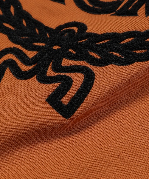 MCM（エムシーエム）の「【WEB限定】クラシック ロゴ スウェットシャツ - オーガニック コットン（スウェット・レディース・ブラウン・X-SMALL/MEDIUM/SMALL/LARGE）」の3枚目の写真