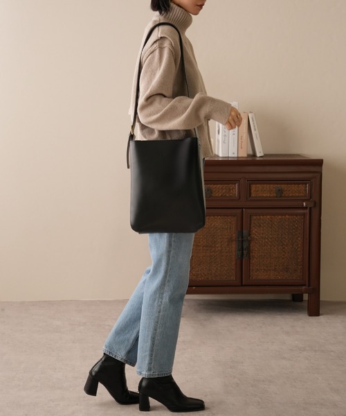 IAMUSE（アイアミューズ）の「ワイドベルトフェイクレザーショルダーバッグ　ポーチセット S0839【IAMUSE】（ショルダーバッグ・レディース・ブラック/ブラウン・FREE）」の5枚目の写真